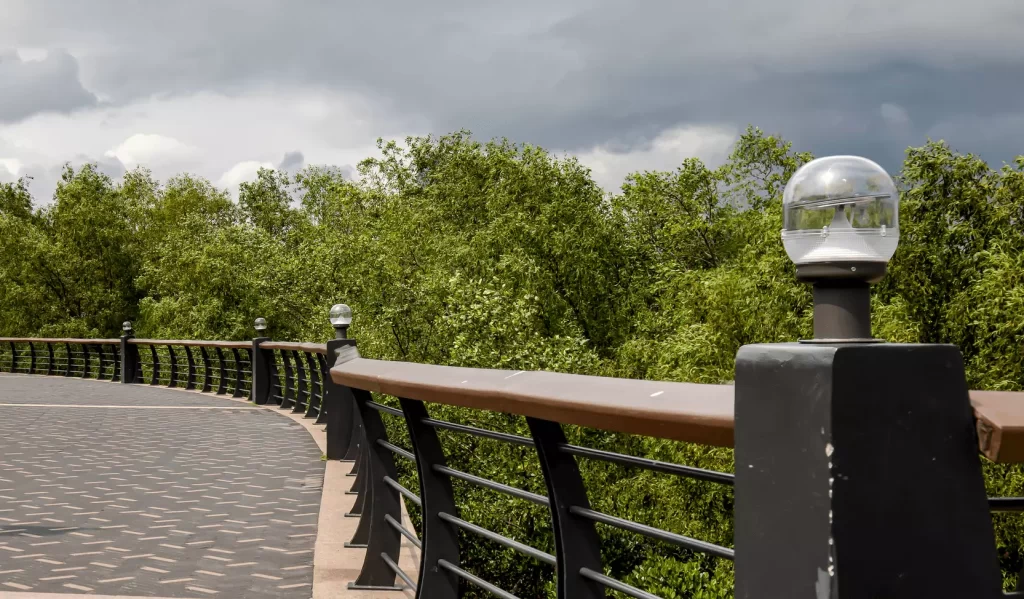 Espaço público urbano com iluminação solar
